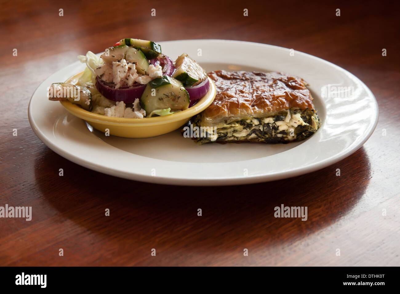 Spanakopita (Spinat-Torte) und Griechisch-Salatteller Mittagessen. Stockfoto