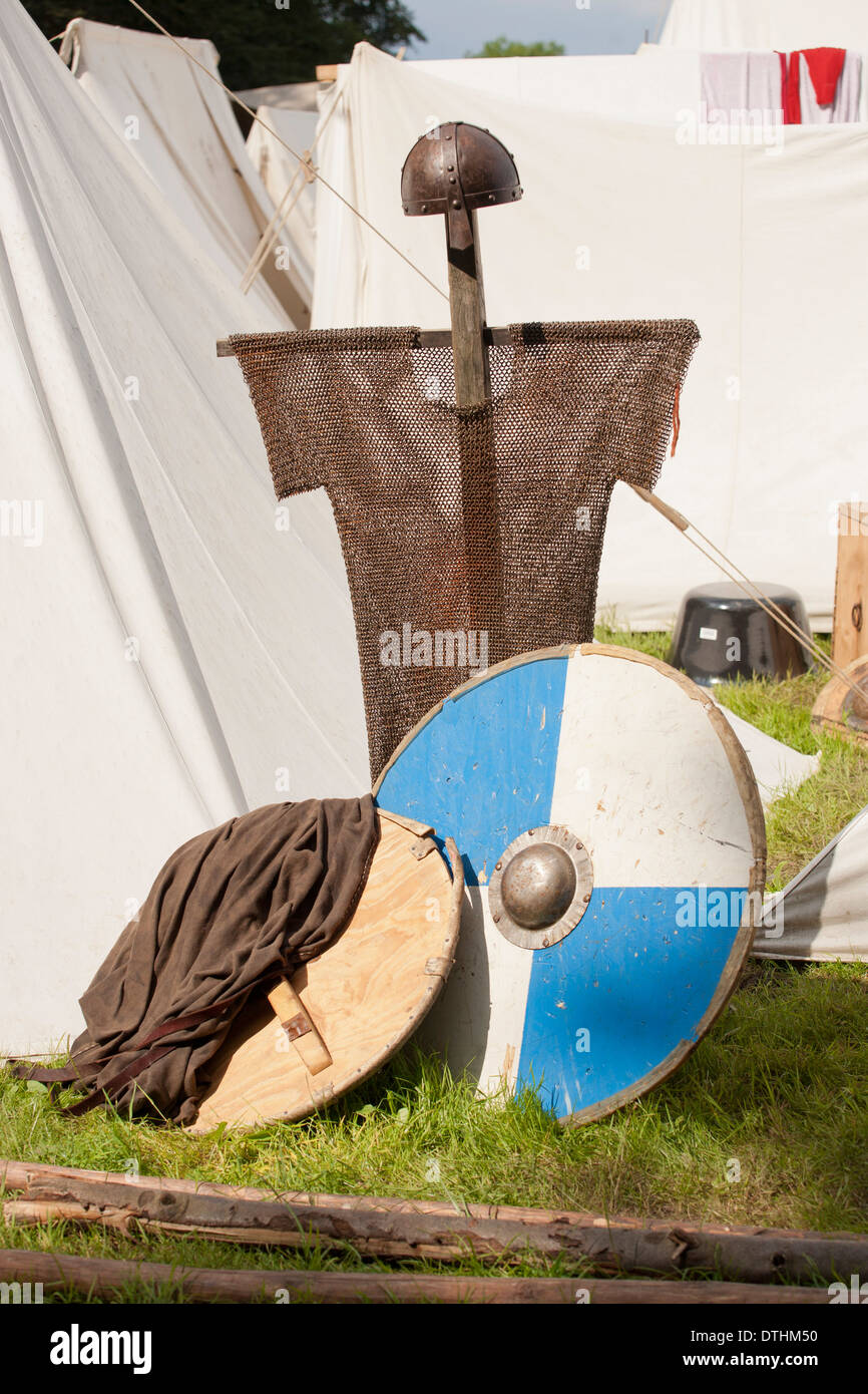 Schilde und Kettenhemd auf einem Wikinger Reenactment-Festival in Dänemark Stockfoto