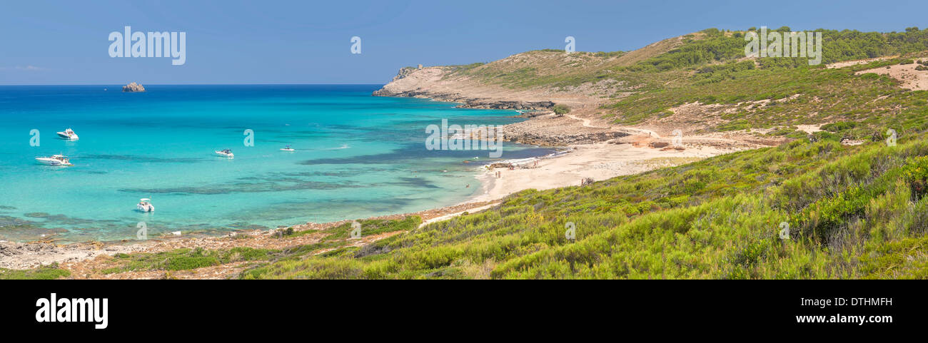 Nordosten von Mallorca. Faralló d'Albarca Isle und Torre d'Albarca Pirat Wachturm. Artà, Balearen, Spanien Stockfoto