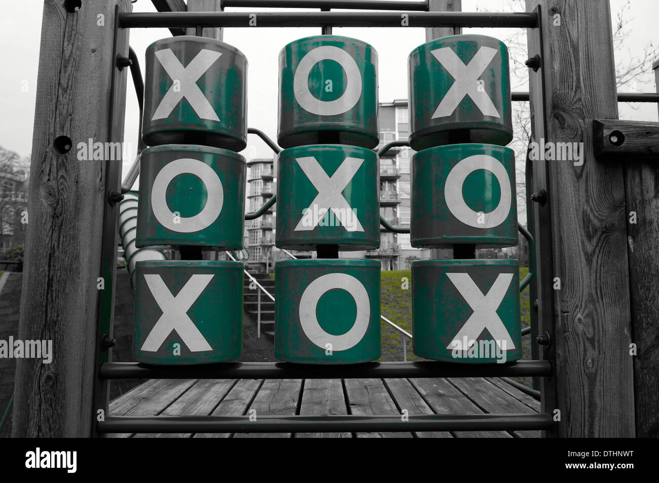 Selektive Farbe grün X's und O's oder Tic-tac-toe Spiel in einen Kinderspielplatz in Vancouver, Kanada Stockfoto