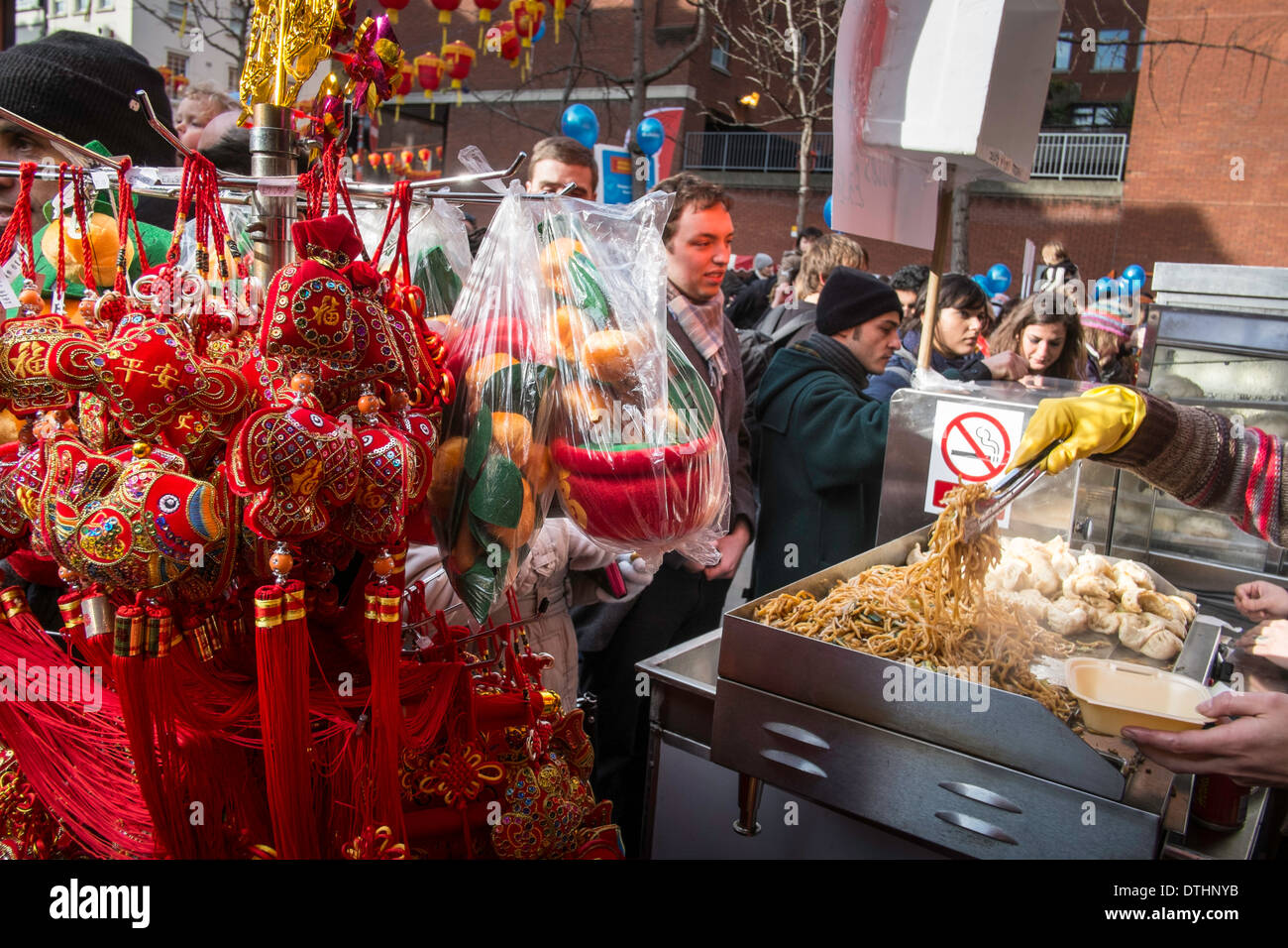 Stall zu verkaufen traditionelle filmt Essen, West End, Chinese New Year Feiern, London, Vereinigtes Königreich Stockfoto