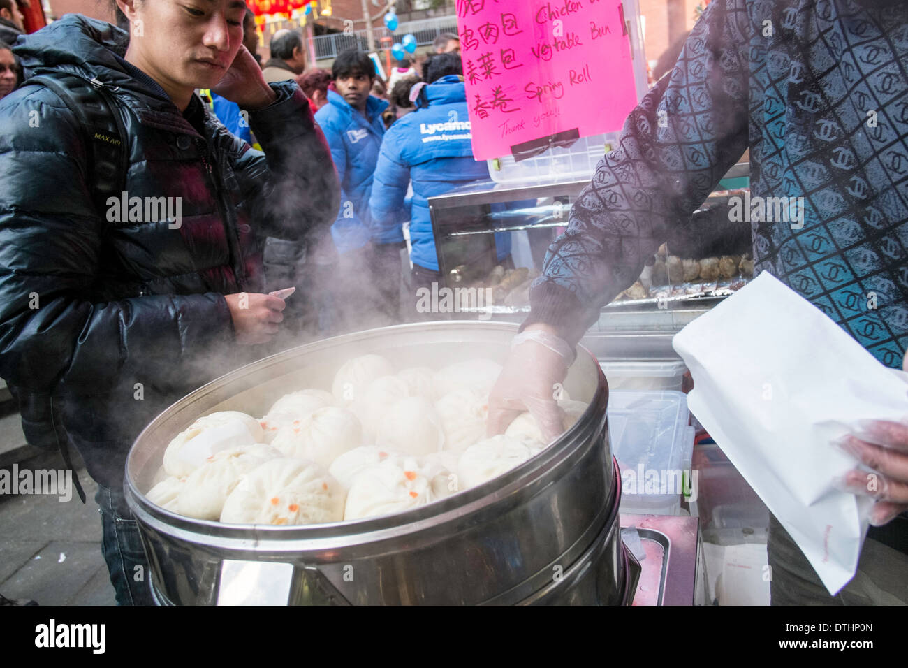 Traditionelle chinesische Garküche Verkauf gedämpfte Brötchen, West End, chinesischen Neujahrsfest, London, Vereinigtes Königreich Stockfoto
