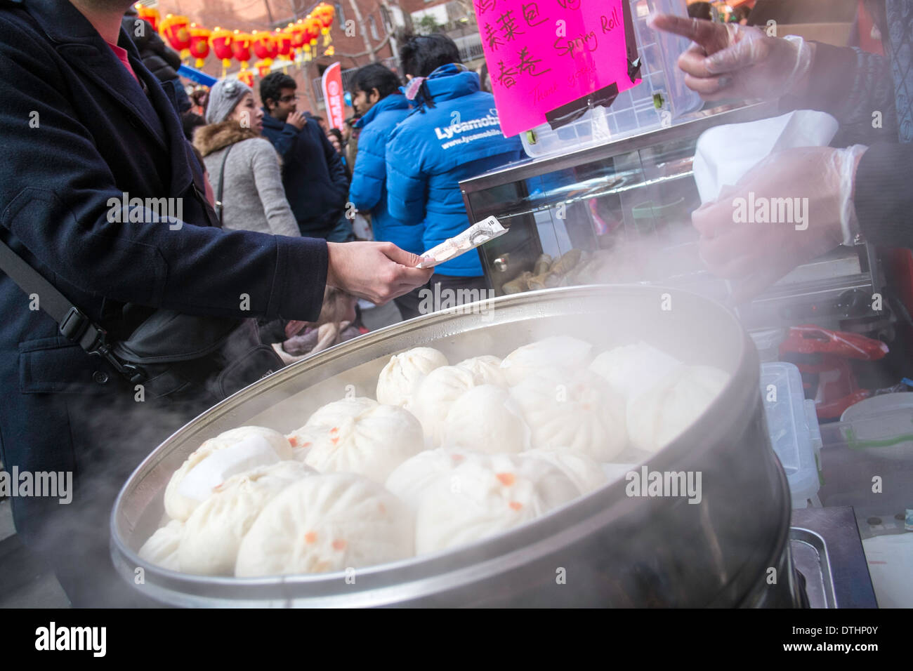 Traditionelle chinesische Garküche Verkauf gedämpfte Brötchen, West End, chinesischen Neujahrsfest, London, Vereinigtes Königreich Stockfoto