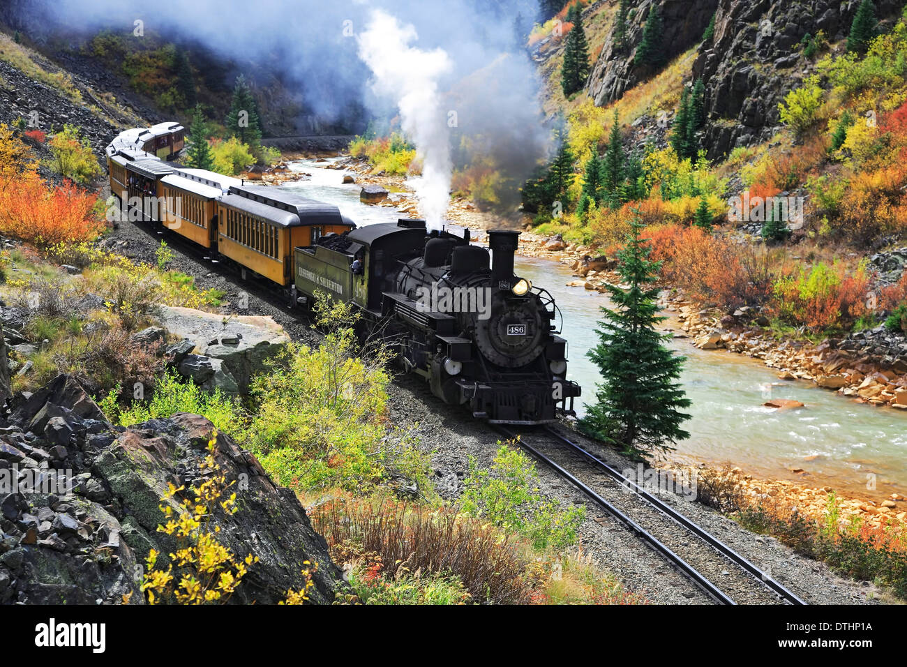 Durango & Silverton Narrow Gauge Railroad, Animas River und Farben des Herbstes, in der Nähe von Silverton, Colorado USA Stockfoto