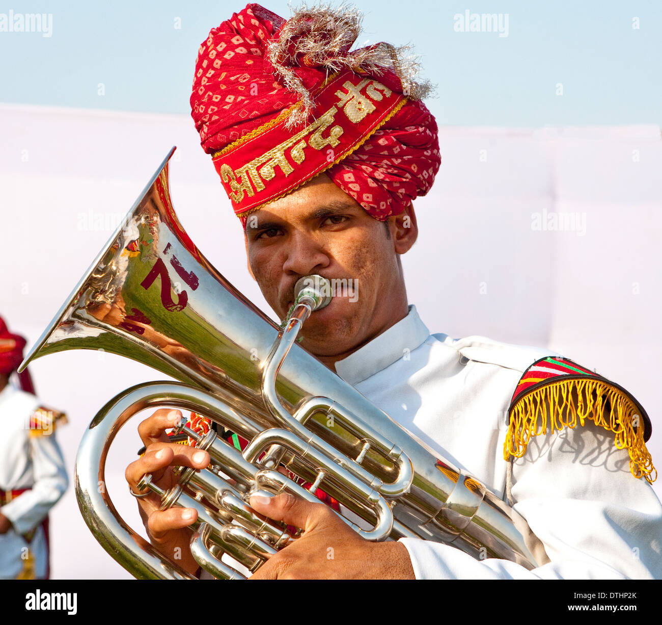 Junge indische Mann spielen In einer Band an der Elephant Festival Jaipur Rajashtan Indien Asien Stockfoto