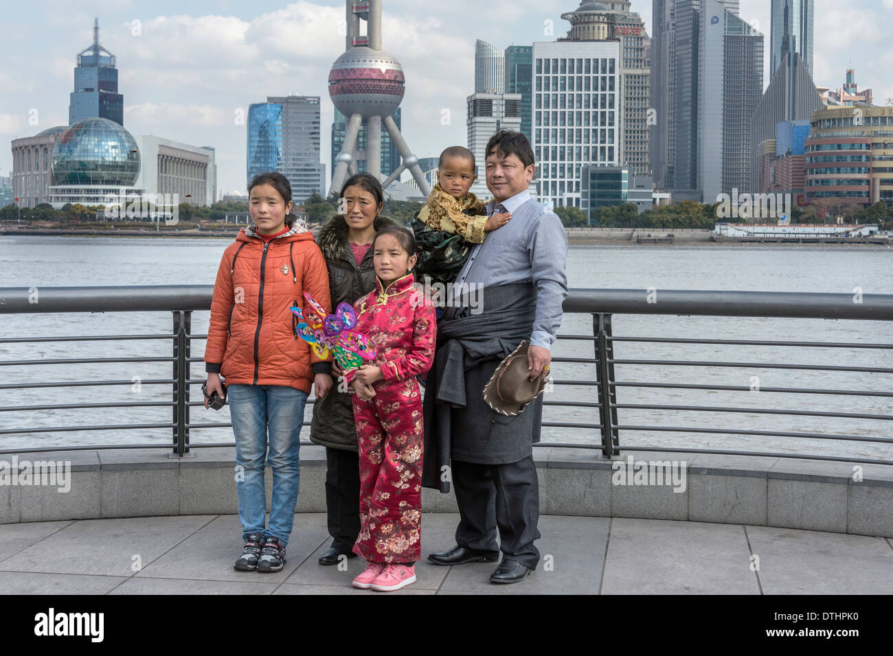 Tibetische Familie posieren für ein Foto am Bund, Shanghai, China Stockfoto