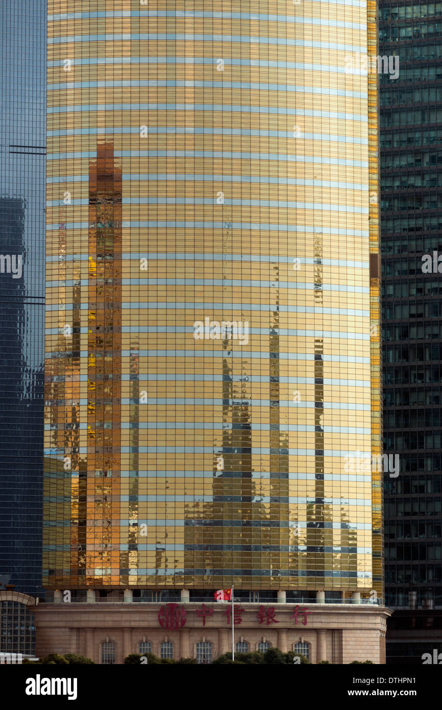 Wolkenkratzer spiegelt sich in der Aurora Tower, Pudong, Shanghai, China Stockfoto