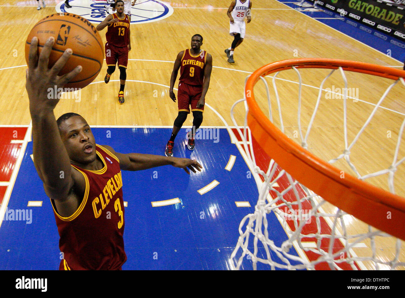 18. Februar 2014: Cleveland Cavaliers shooting Guard steigt Dion Kellner (3) für die Aufnahme in das NBA-Spiel zwischen den Cleveland Cavaliers und die Philadelphia 76ers im Wells Fargo Center in Philadelphia, Pennsylvania. Die Cavaliers gewann 114-85. Christopher Szagola/Cal-Sport-Medien Stockfoto