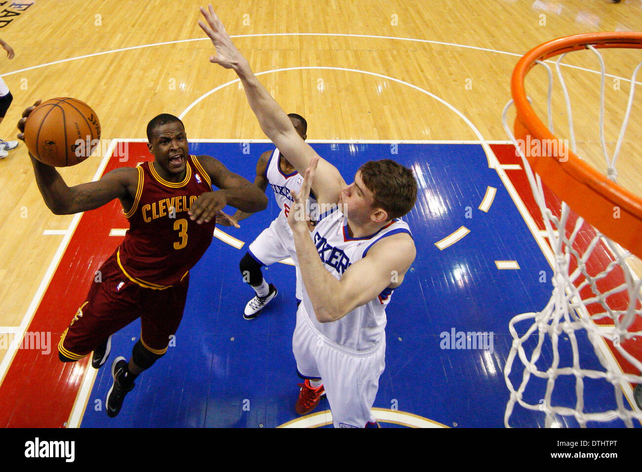 18. Februar 2014: Cleveland Cavaliers shooting Guard steigt Dion Kellner (3) für den Schuss mit Philadelphia 76ers zentrieren Sie Spencer Hawes (00) Verteidigung während der NBA-Spiel zwischen den Cleveland Cavaliers und die Philadelphia 76ers im Wells Fargo Center in Philadelphia, Pennsylvania. Die Cavaliers gewann 114-85. Christopher Szagola/Cal-Sport-Medien Stockfoto