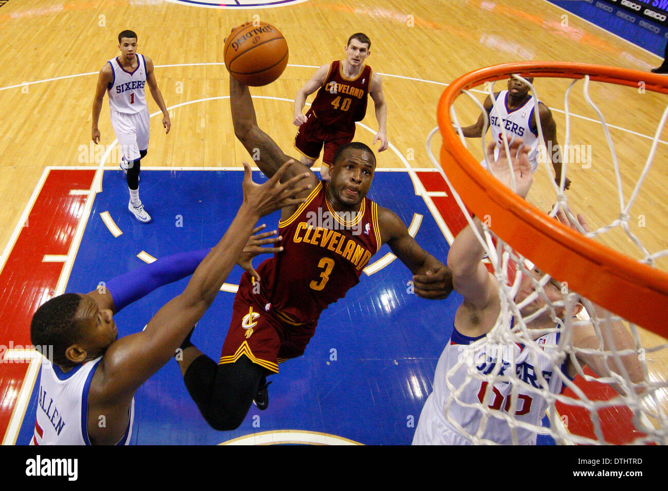 18. Februar 2014: Cleveland Cavaliers shooting Guard Dion Kellner (3) für den Schuss nach oben geht wie er teilt zwischen Philadelphia 76ers Power forward Lavoy Allen (50) und center Spencer Hawes (00) während der NBA-Spiel zwischen den Cleveland Cavaliers und die Philadelphia 76ers im Wells Fargo Center in Philadelphia, Pennsylvania. Cleveland Cavaliers shooting Guard Dion Kellner (3) erlitt ein linkes Knie Hyperextension auf dem Spiel. Die Cavaliers gewann 114-85. Christopher Szagola/Cal-Sport-Medien Stockfoto