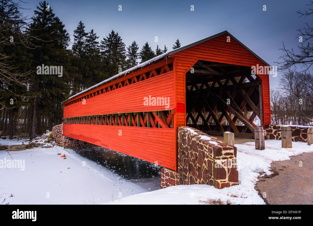 Sach Covered Bridge während des Winters, in der Nähe von Gettysburg, Pennsylvania. Stockfoto