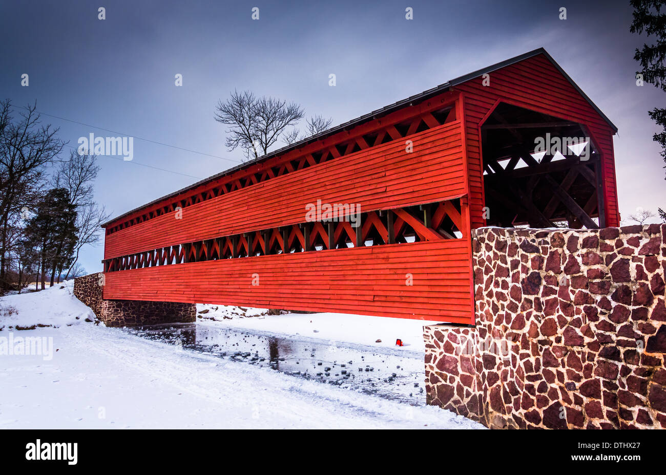 Sach Covered Bridge während des Winters, in der Nähe von Gettysburg, Pennsylvania. Stockfoto