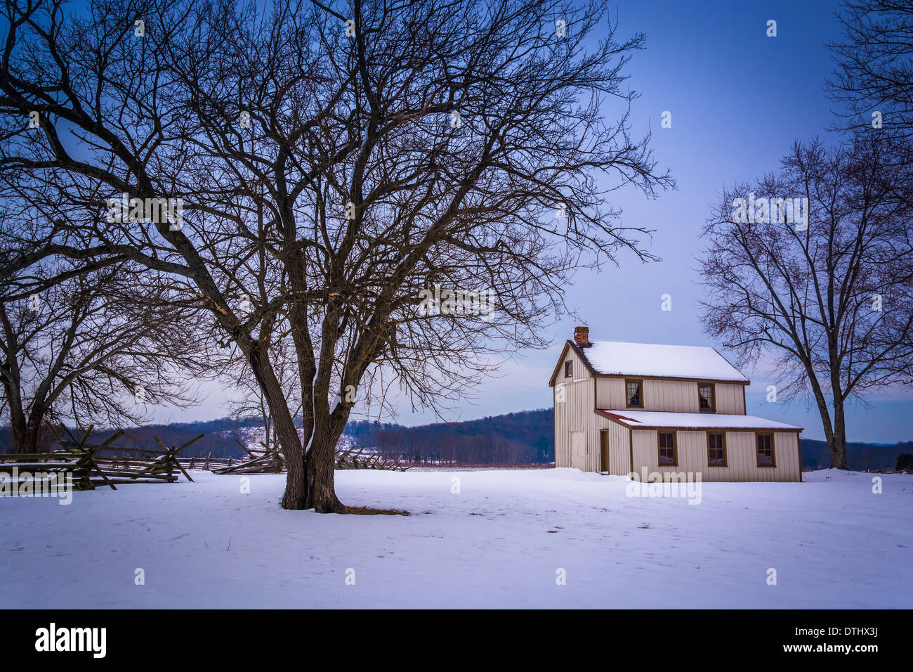 Kleines Haus und Bäume in einem schneebedeckten Feld in Gettysburg, Pennsylvania. Stockfoto