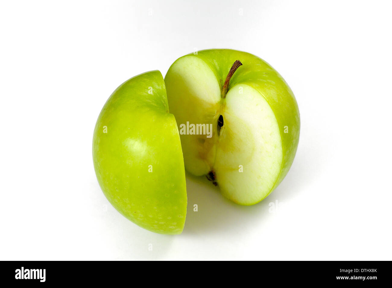 Granny Smiths Apfel in 2 Hälften geteilt Stockfoto