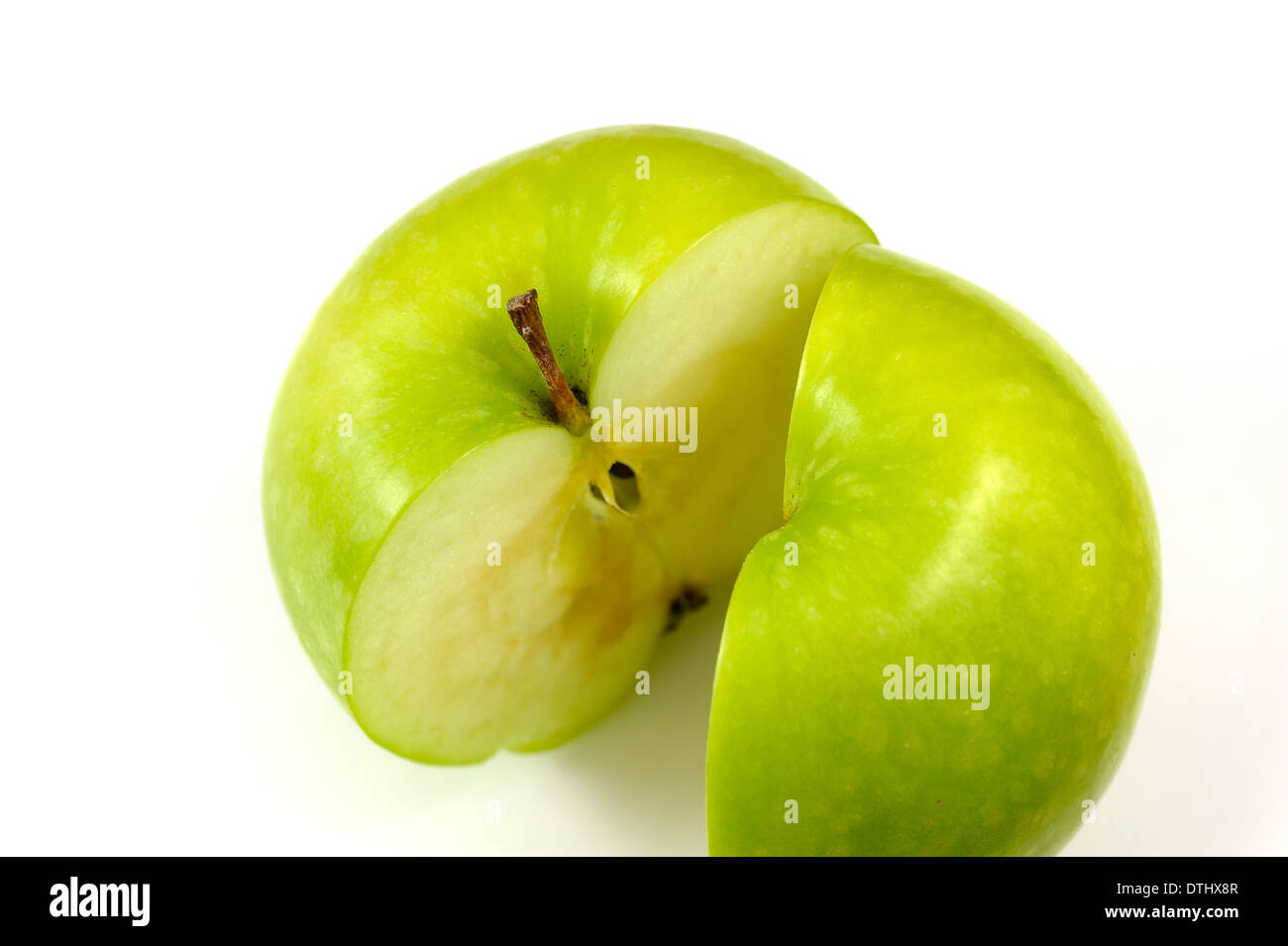 Granny Smiths Apfel in 2 Hälften geteilt Stockfoto