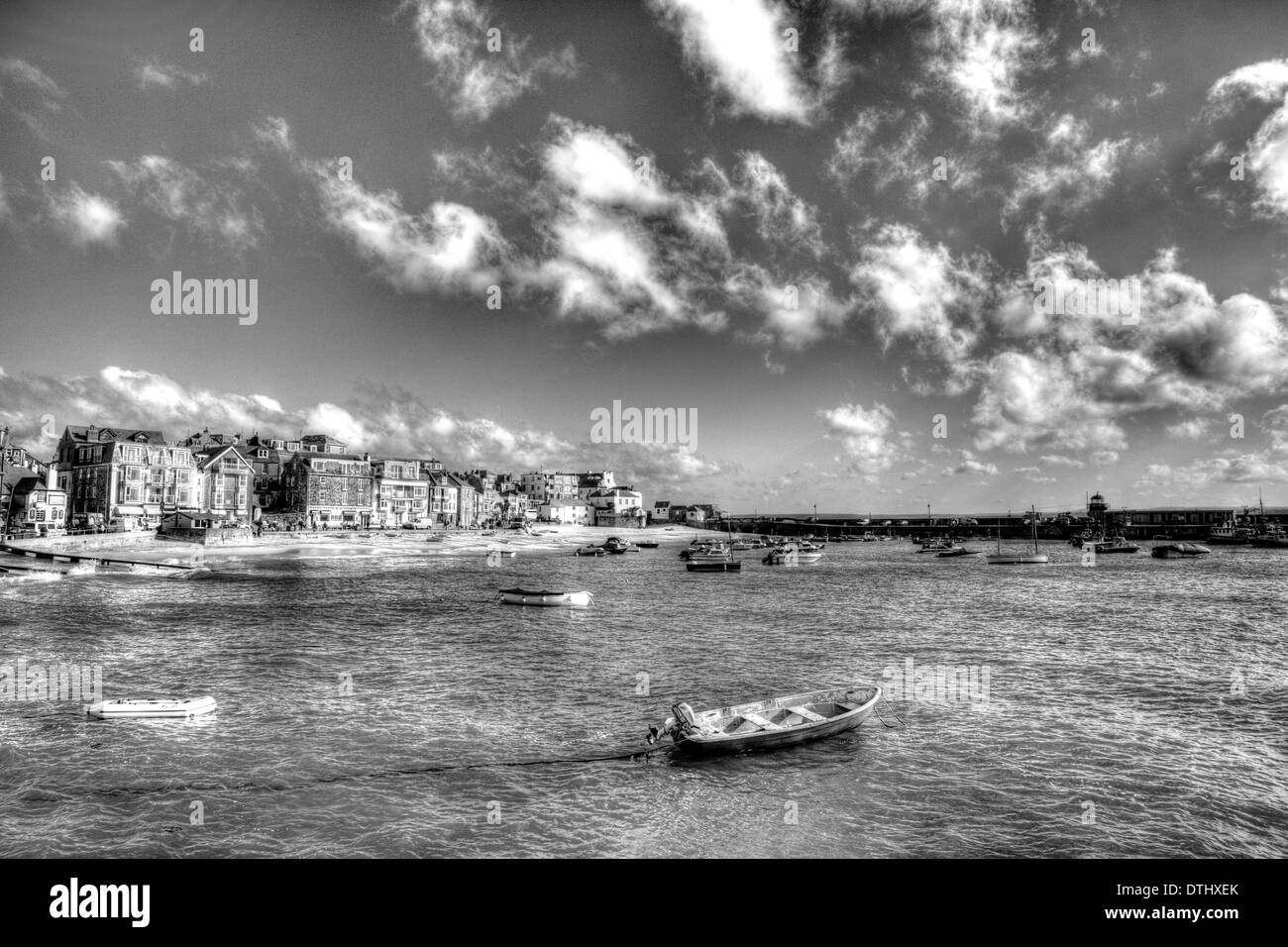 St Ives Cornwall England mit Hafen und Boote ein traditionellen kornischen Fischerdorf im Vereinigten Königreich in schwarz / weiß Stockfoto