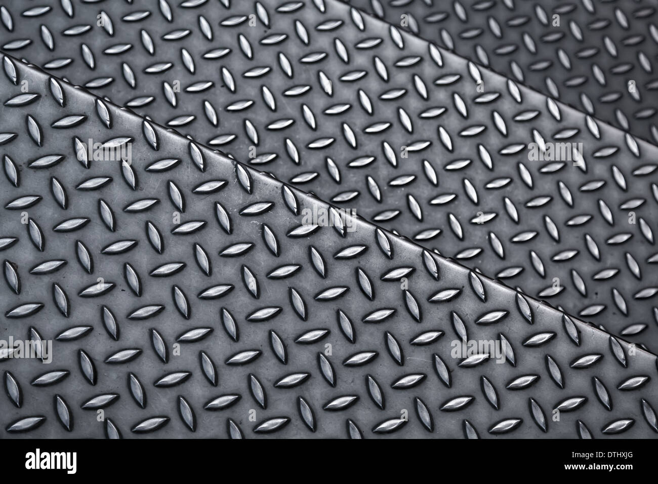 Graue Stahltreppen mit Diamant-Muster-relief Stockfoto