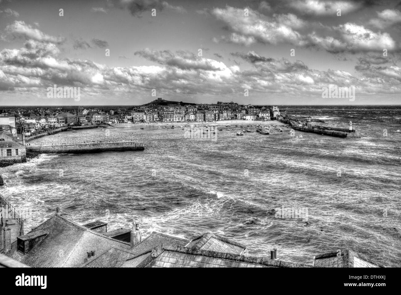 St Ives Cornwall England mit Hafen und Boote ein traditionellen kornischen Fischerdorf im Vereinigten Königreich in schwarz / weiß Stockfoto