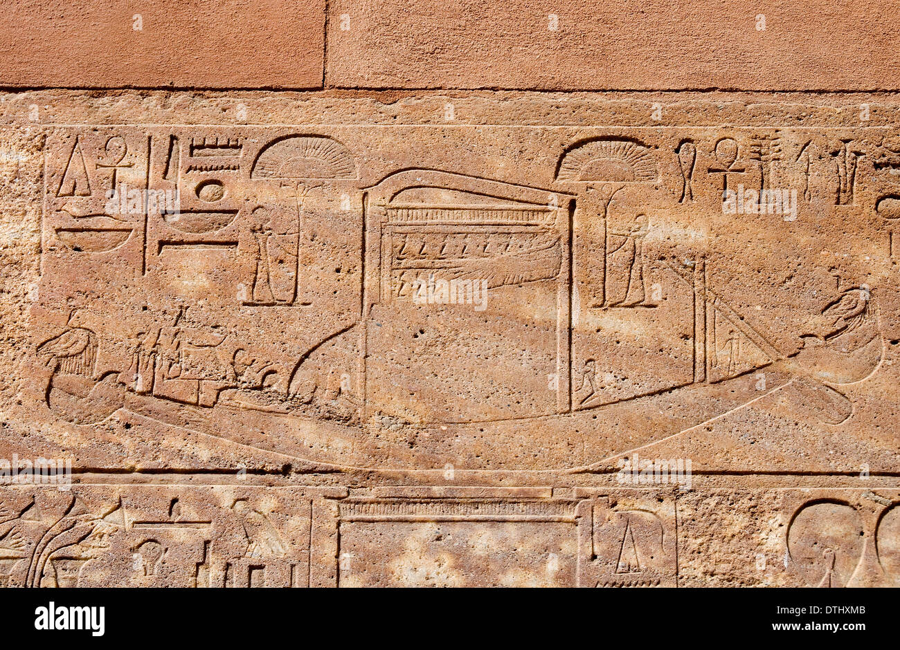 Das Heilige Boot in der Quarzit-Block der Rote Kapelle im Freilichtmuseum von Karnak Stockfoto