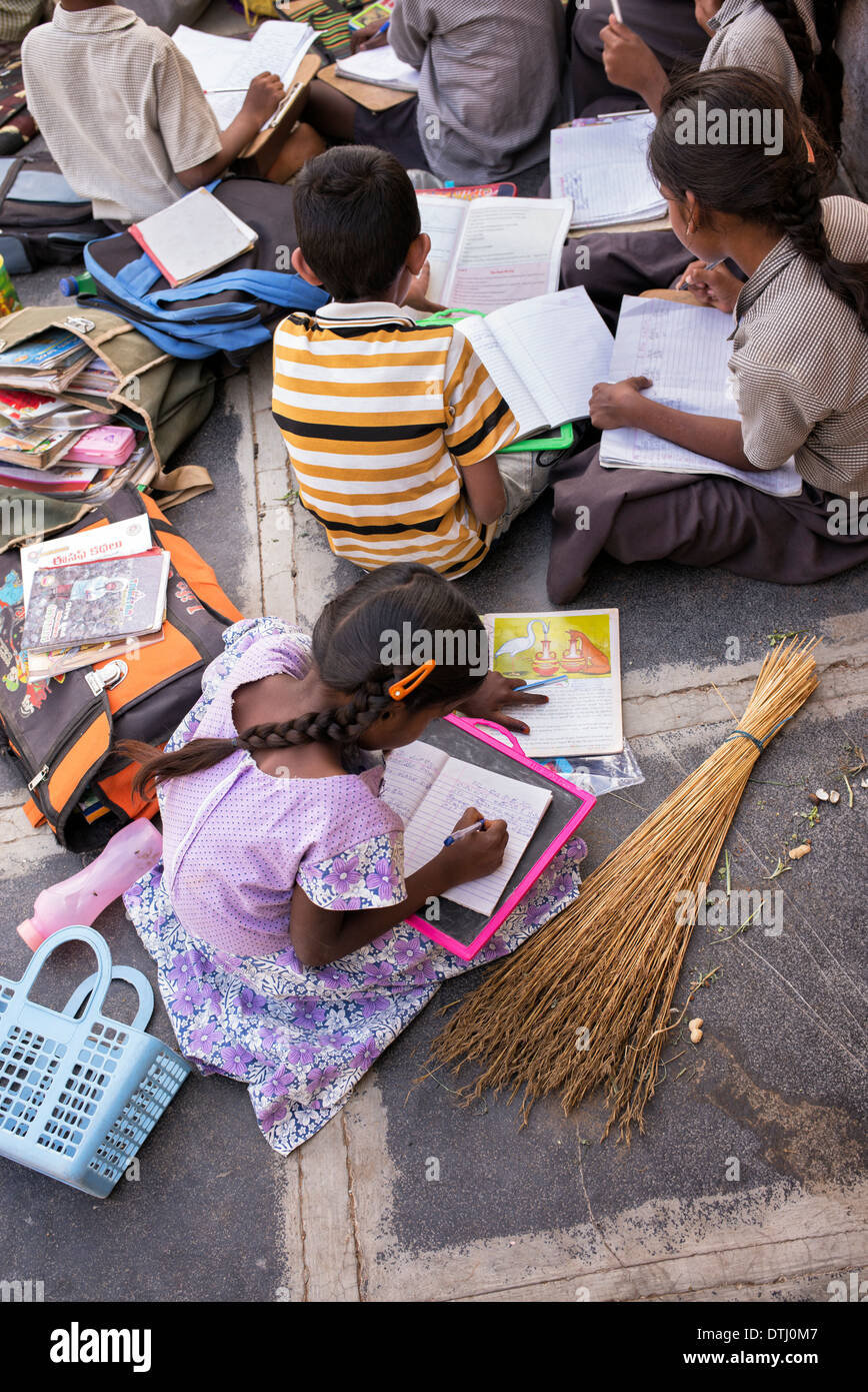 Indische Kinder machen Schule arbeiten vor einem indischen Dorf-Haus. Andhra Pradesh, Indien Stockfoto