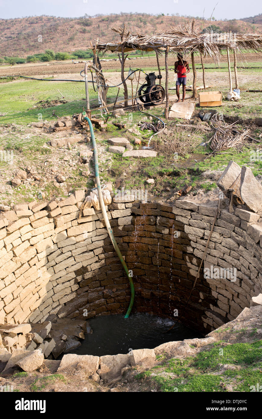 Pumpen von Wasser aus einem Brunnen in der indischen Landschaft für Reis Reisfeld Bewässerung. Andhra Pradesh, Indien Stockfoto