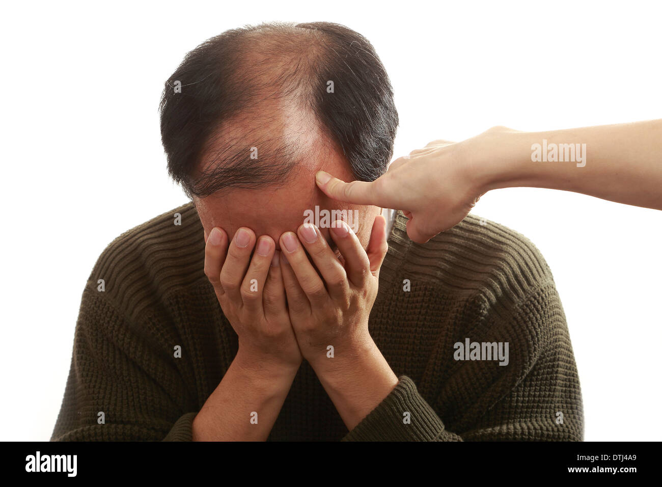Eine beschämende asiatischer Mann bedeckte sein Gesicht mit beiden Händen Stockfoto