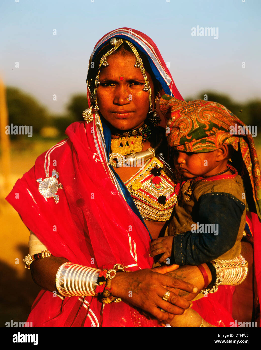 Indische Mutter und Kind in Wüste Stockfoto