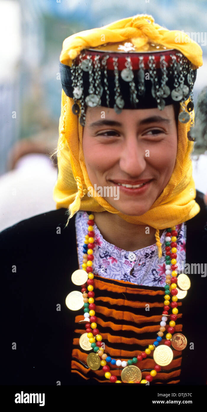 Trkische Frau in traditioneller Kleidung und Schmuck Stockfotografie -  Alamy