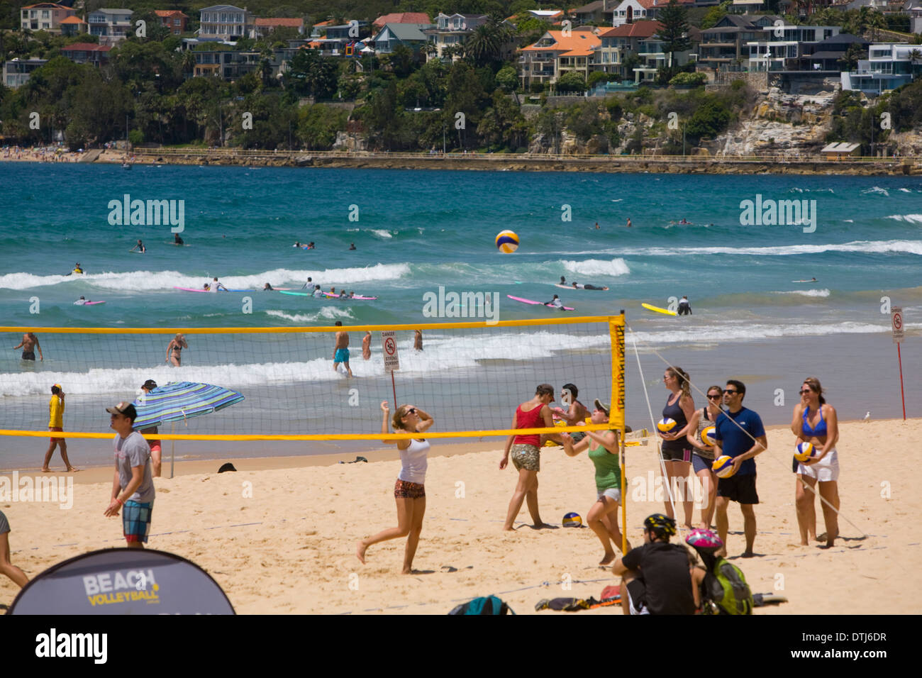 Spielen Sie Beach-Volleyball auf Sydney manly Beach, Australien Stockfoto
