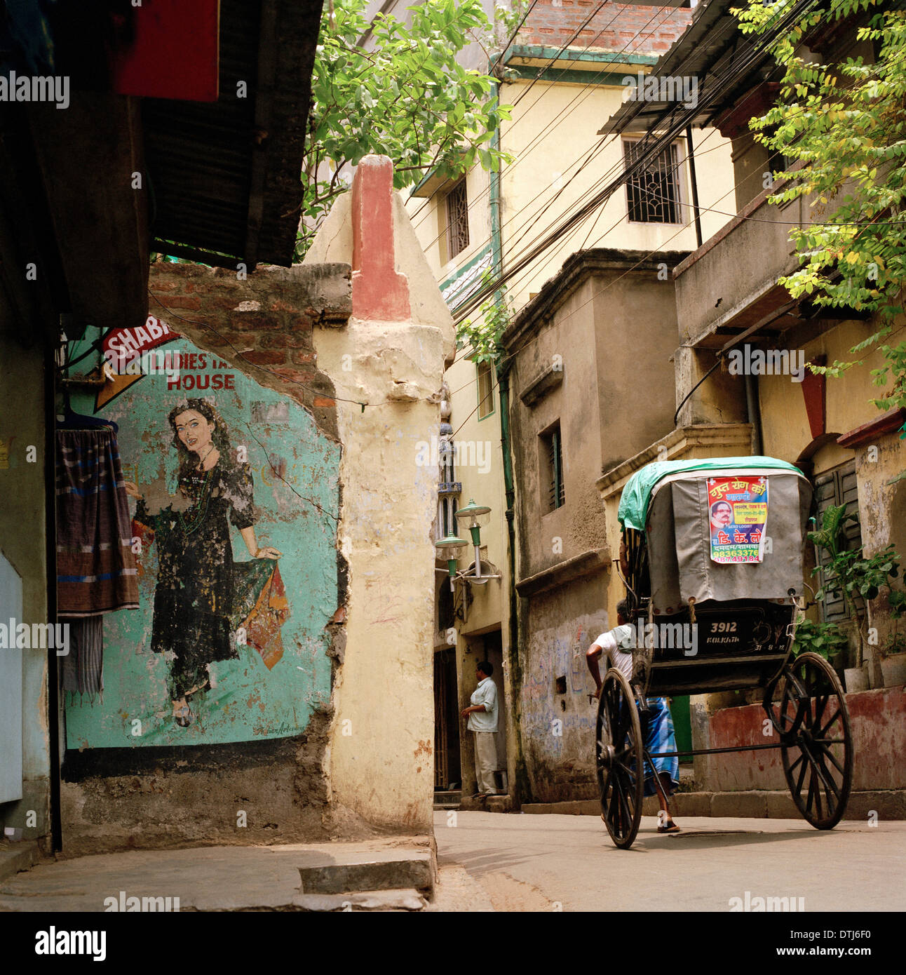 Rikscha in der Stadt Kolkata Kalkutta in Westbengalen in Indien in Südasien. Indischen Städten Slum Stadtleben Lifestyle Reisen Wanderlust Stockfoto