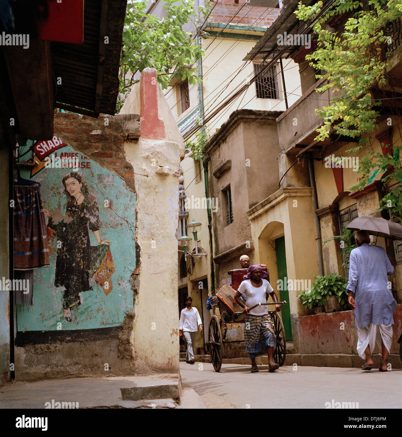 Rikscha in der Stadt Kolkata Kalkutta in Westbengalen in Indien in Südasien. Indischen Städten Slum Stadtleben Lifestyle Reisen Wanderlust Stockfoto