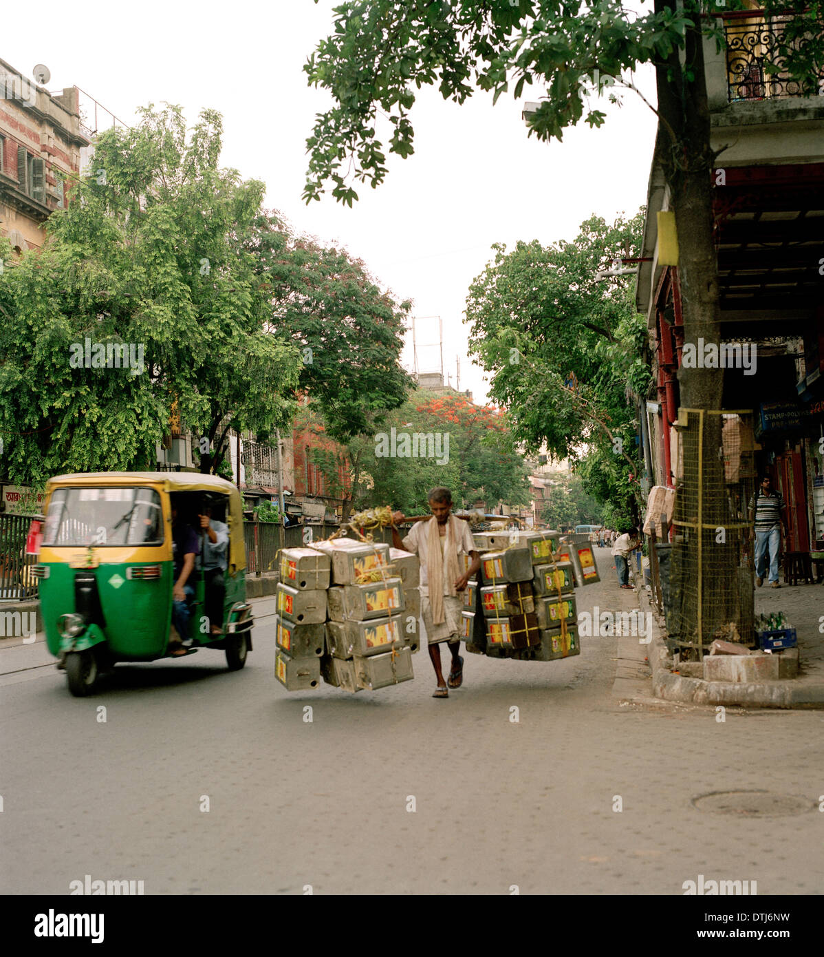 Coolie Mann und manuelle Arbeit auf den Straßen der Stadt von Kalkutta Kalkutta in Westbengalen Südasien. Besetzung Leben Lifestyle Transport der Dritten Welt Stockfoto