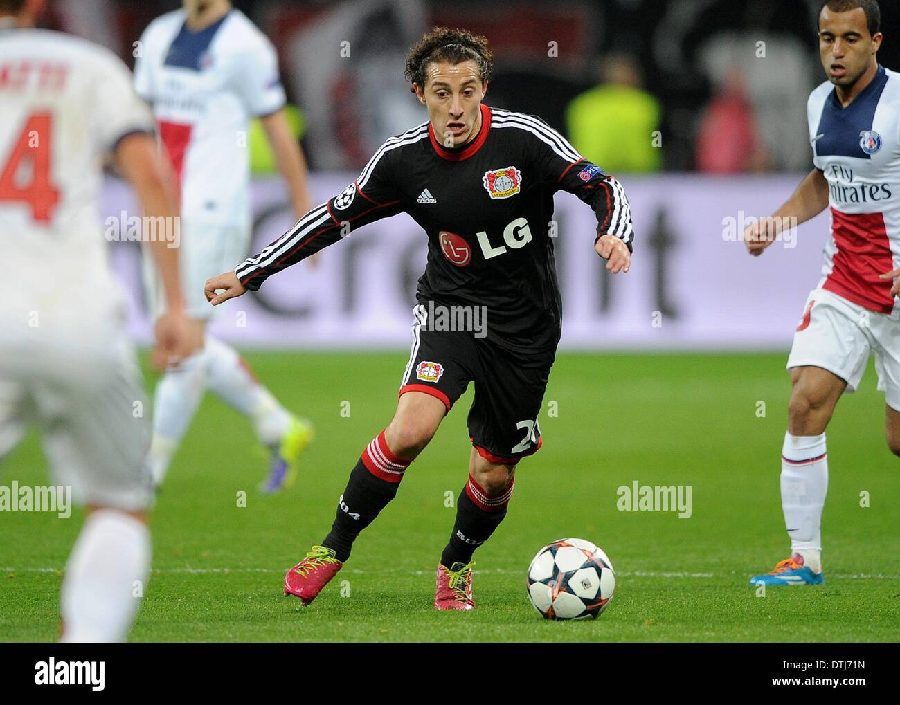 Leverkusen, Deutschland. 18. Februar 2014. Leverkusens Andres Guardado in Aktion während der Champions League letzten Runde der sechzehn Match zwischen Bayer 04 Leverkusen und Paris Saint-Germain in Leverkusen, Deutschland, 18. Februar 2014. St. Germain gewann das Spiel mit 0: 4. Foto: Jonas Guettler/Dpa/Alamy Live News Stockfoto