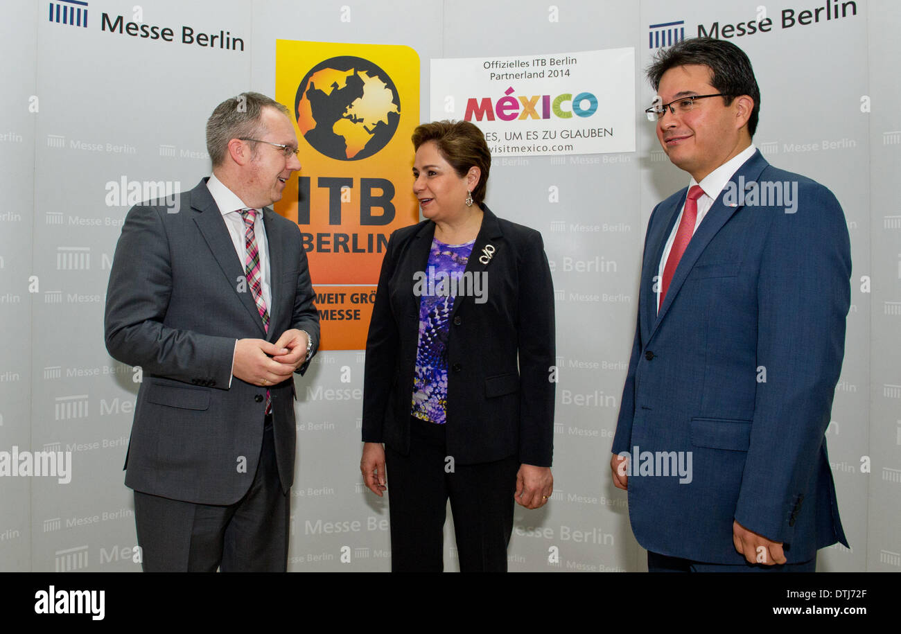 Der Direktor des mexikanischen Fremdenverkehrsamtes, Vicente Salas Hesselbach (L-R), mexikanischer Botschafter Patricia Espinosa Cantellano und ITB Leiter David Ruetz stellen bei einem Fototermin in der mexikanischen Botschaft in Berlin, Deutschland, 19. Februar 2014. Die Internationale Tourismus-Börse Berlin (ITB) Tourismus Messe findet vom 05 bis 9. März 2014 in Berlin. Mexiko ist das diesjährige Partnerland. Foto: INGA KJER/dpa Stockfoto