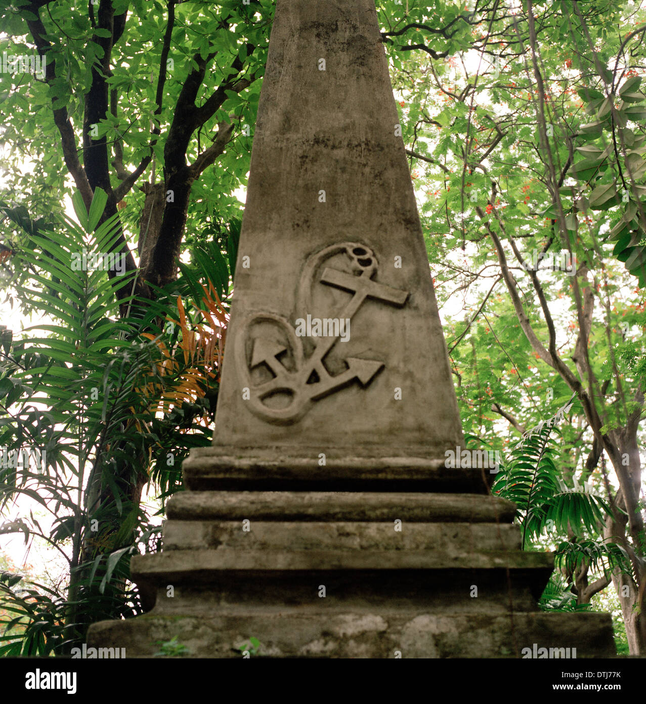 Maritime furled Anker Symbol auf Grab im Park Street Cemetery in Kolkata Kalkutta Westbengalen in Indien in Südasien. Geschichte Kultur Anker Travel Stockfoto