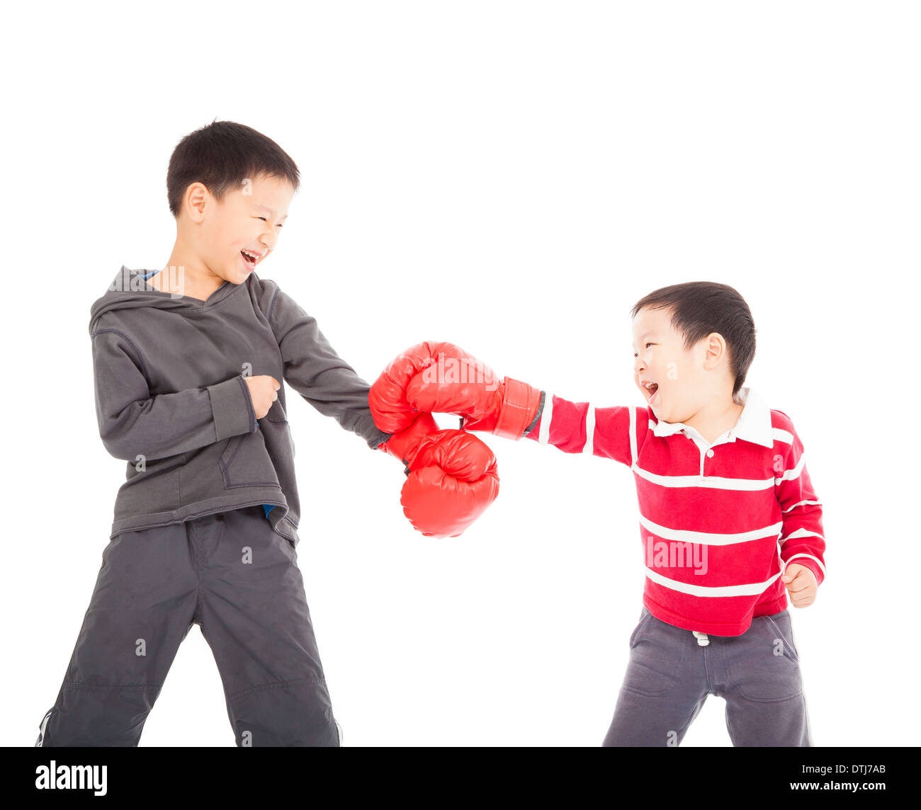 zwei Jungen kämpfen mit Boxhandschuh auf weißem Hintergrund Stockfoto