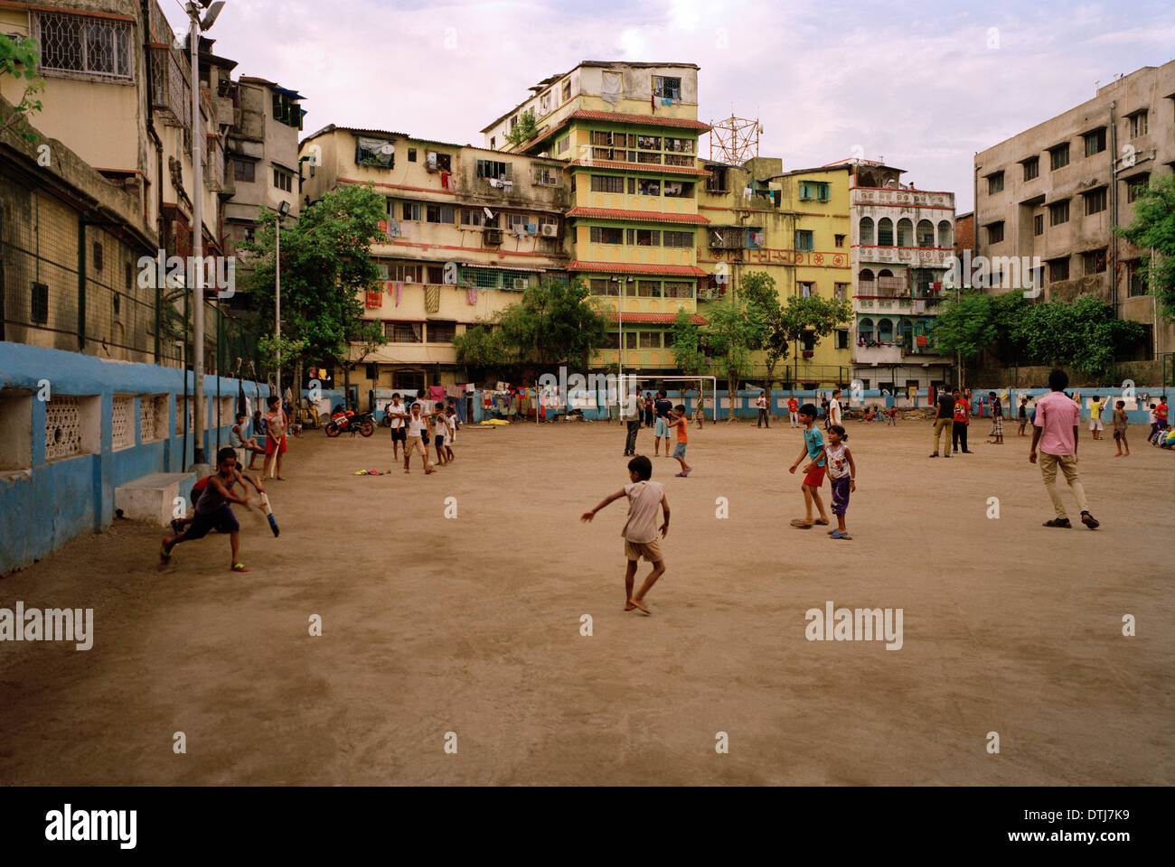 Urbane Stadtleben in Kolkata Kalkutta in Westbengalen in Indien in Südasien. Lebensstil obdachlose Kinder Kindheit Reisen Wanderlust Stockfoto