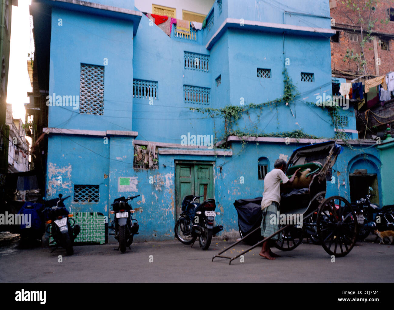 Rikscha in der Stadt Kolkata Kalkutta in Westbengalen in Indien in Südasien gezogen. Städte städtische Armut Slum Leute Mann Leben Reisen Wanderlust Stockfoto