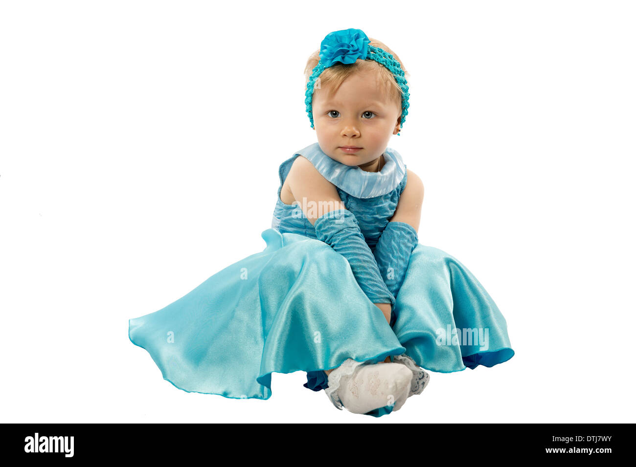 Kleines nettes Kind Mädchen mit blauen Augen, die isoliert auf weißem Hintergrund. Verwenden Sie es für Baby, Elternschaft oder Liebe Konzept Stockfoto