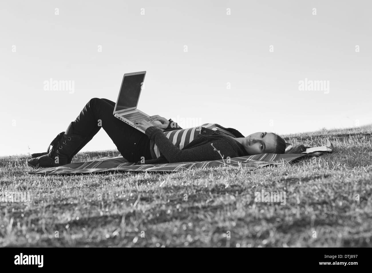 junge Teen Girl arbeiten am Laptop im freien Stockfoto