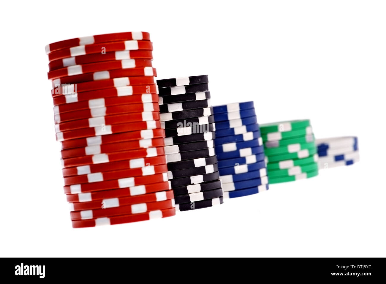 Stapel von bunten Pokerchips isoliert auf weißem Hintergrund Stockfoto