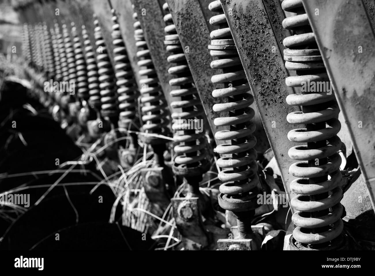 Reihe von Federn von alten Maschinen Stockfoto