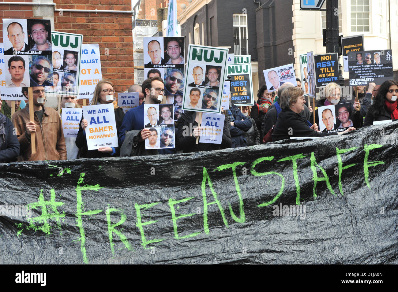 South Street, London, UK. 19. Februar 2014.  Banner sind Gegenteil statt der ägyptischen Botschaft wie NUJ Mitglieder verlangen die Freilassung der Journalisten in Ägypten. Bildnachweis: Matthew Chattle/Alamy Live-Nachrichten Stockfoto