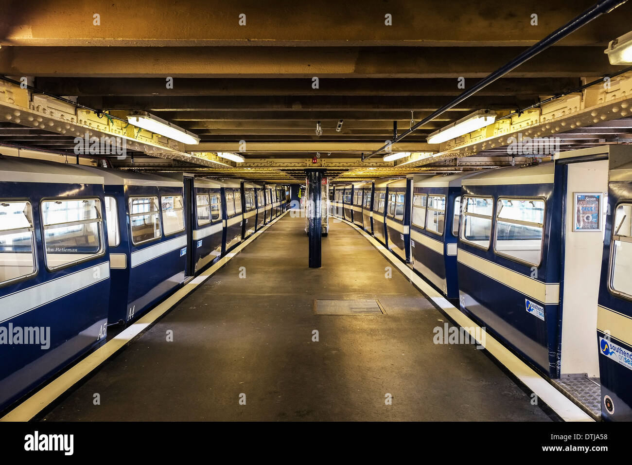 Die zwei elektrischen Züge auf Southend Pier. Stockfoto