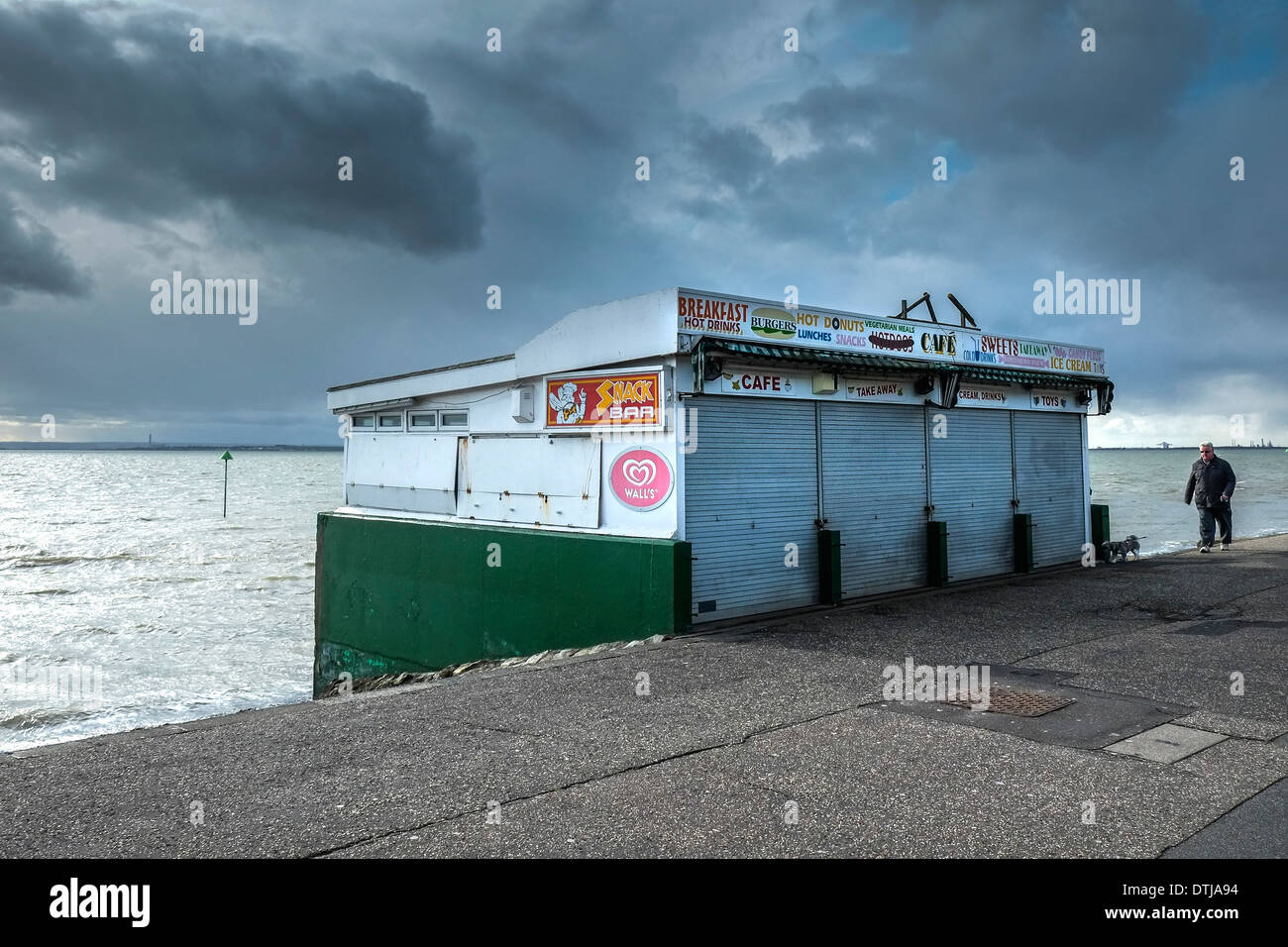 Einem geschlossenen Café am Southend direkt am Meer. Stockfoto