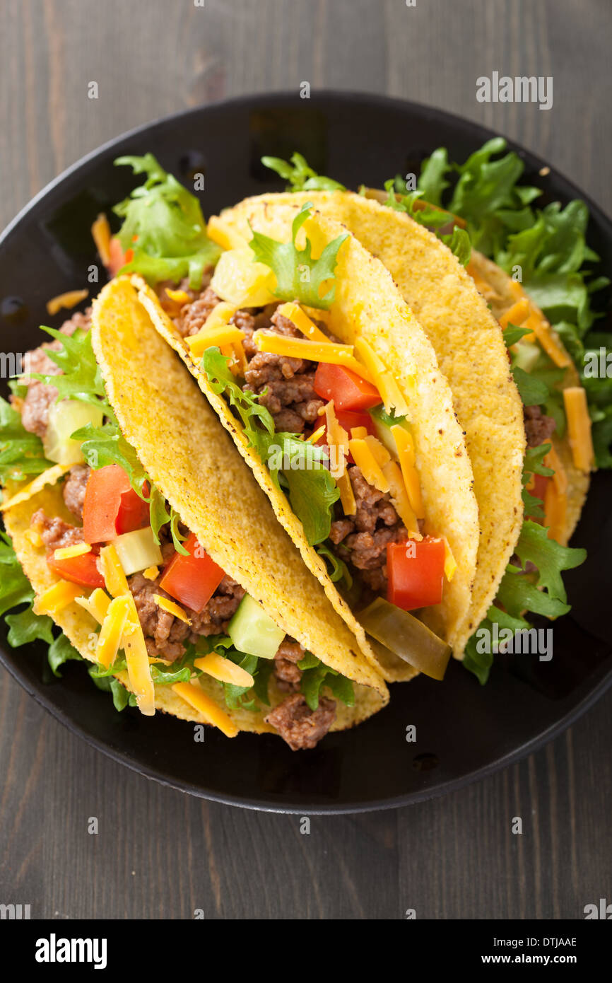 Taco-Schalen mit Rindfleisch und Gemüse Stockfoto