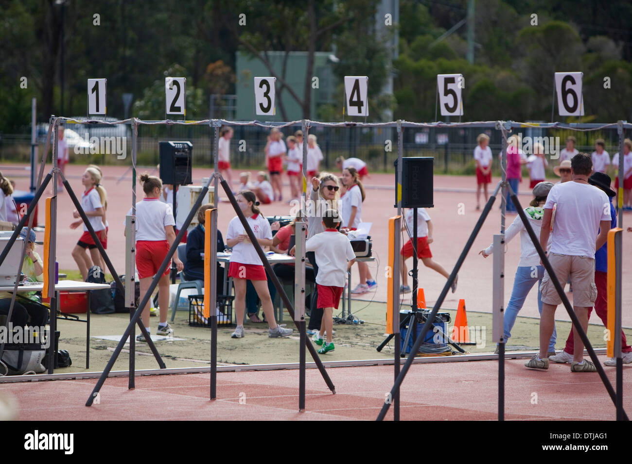 australische Schulkinder, die Teilnahme an Aktivitäten der Schulsporttag Stockfoto