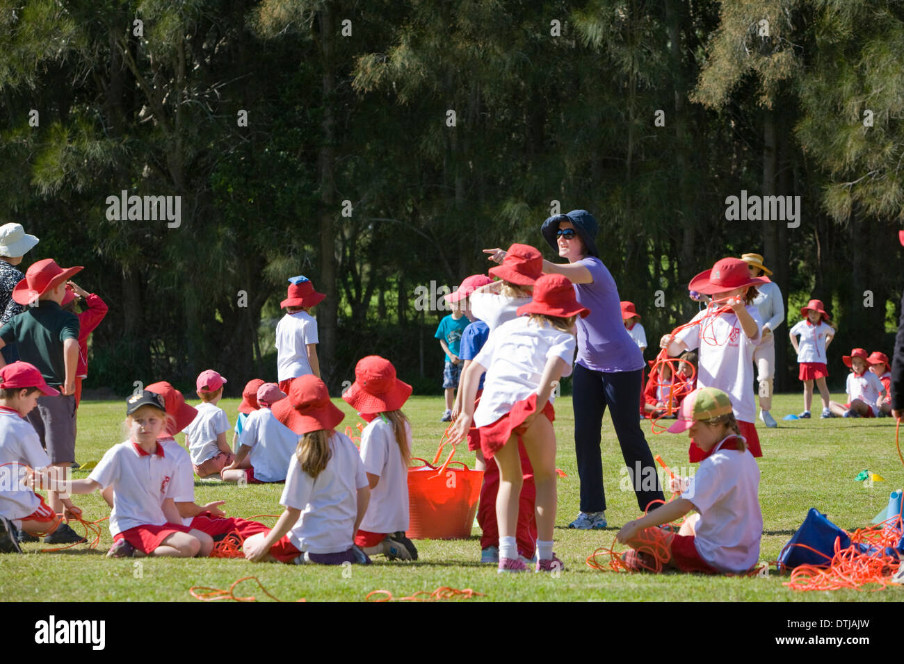 australische Schulkinder, die Teilnahme an Aktivitäten der Schulsporttag Stockfoto