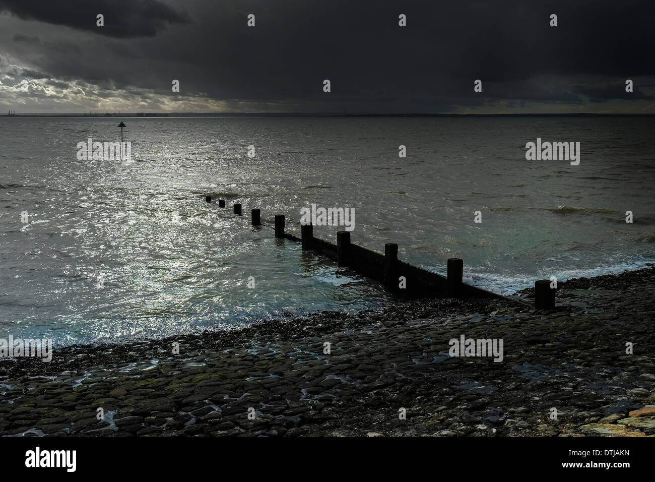 Gewitterwolken über der Themse-Mündung bei Southend on Sea. Stockfoto