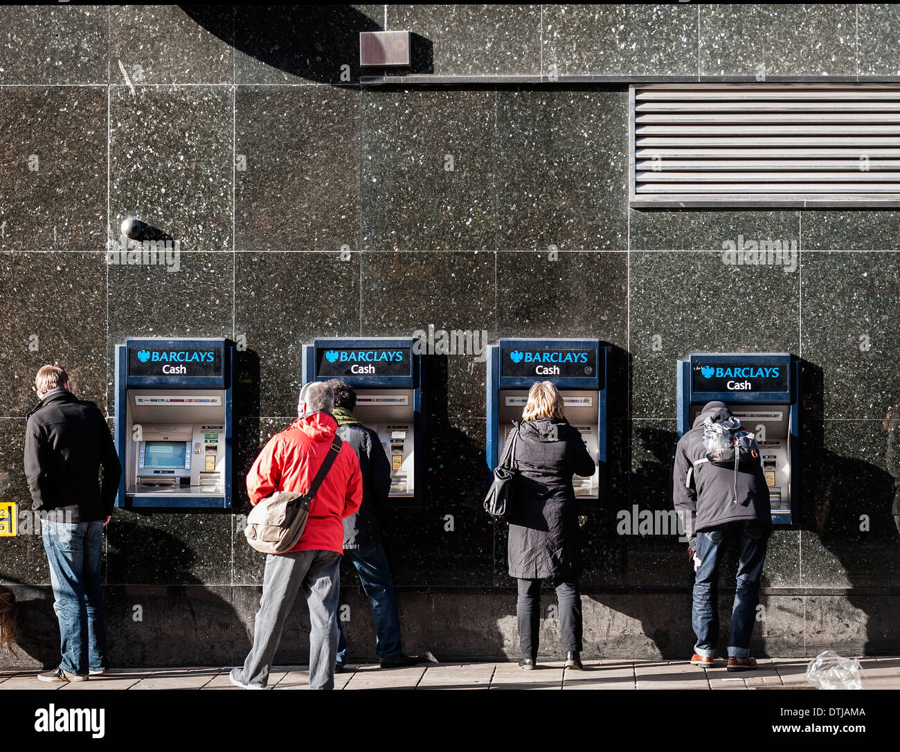 Kunden von Barclays-Geldautomaten Geld abheben. Stockfoto